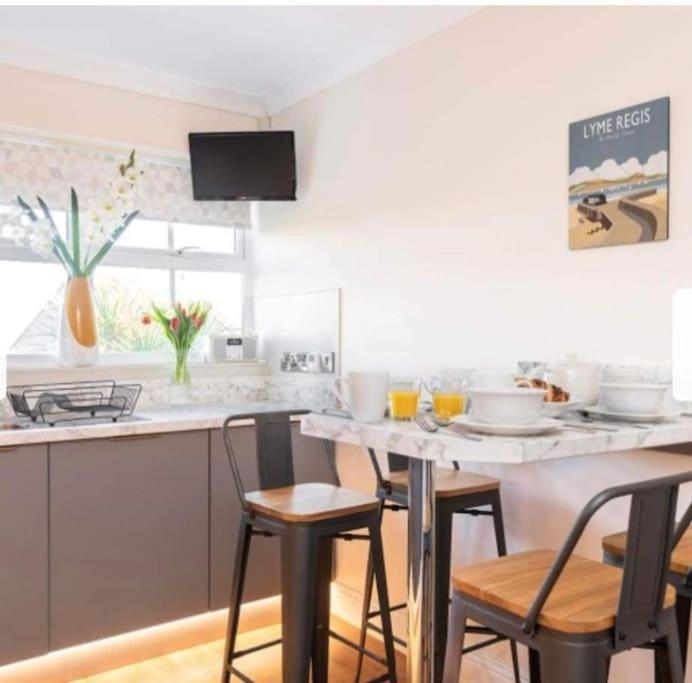 Beautiful Large Property, Sleeps 9 Walking Distance To The Sea , Beaches And Restaurants Fantastic Interior Lyme Regis Extérieur photo